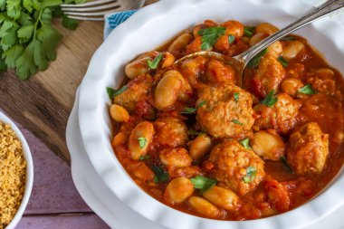 Domates soslu domuz köftesi ve kuskus.