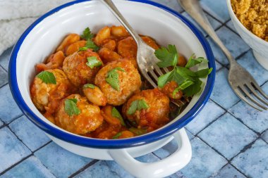 Domates soslu domuz köftesi ve kuskus.