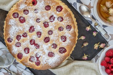 Taze meyveli ahududu soslu tart.