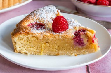 Taze meyveli ahududu soslu tart.