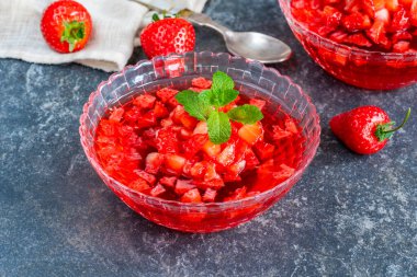 Taze çilekli ev yapımı meyve jölesi.