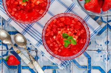 Taze çilekli ev yapımı meyve jölesi.