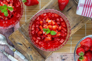 Taze çilekli ev yapımı meyve jölesi.