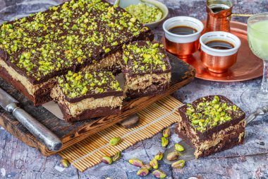 Ev yapımı Dubai çikolatalı kek, şam fıstığı ve kadaifi katmanlı.