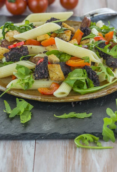 Budincă neagră, salată de pui, cârnați spanioli și paste — Fotografie, imagine de stoc
