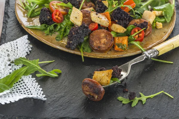 Budincă neagră, salată de pui, cârnați spanioli și paste — Fotografie, imagine de stoc