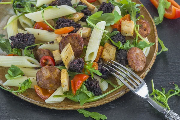 Puding hitam, ayam, sosis Spanyol dan salad pasta — Stok Foto