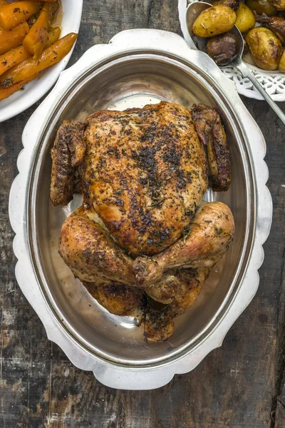 Frango assado com legumes — Fotografia de Stock