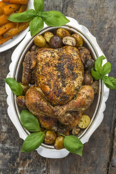 Frango assado com legumes — Fotografia de Stock