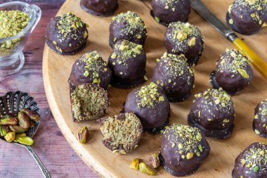 Dubai çikolatalı trüf fıstıklı ve kadaifi dolgulu.