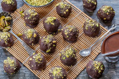 Dubai çikolatalı trüf fıstıklı ve kadaifi dolgulu.