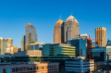 CALGARY, CANADA - 10 Şubat 2026: aşağı Calgary silueti. Calgary, Calgary 'de yer alan bir şehirdir. Kanada 'daki en büyük ikinci merkez ofisi..