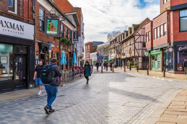 WINDSOR, İngiltere - 10 Mart 2026 Windsor, Berkshire 'ın başkenti Windsor ve Maidenhead' in tarihi bir şehridir. Windsor Kalesi, İngiliz hükümdarlığının resmi konutlarından biri.