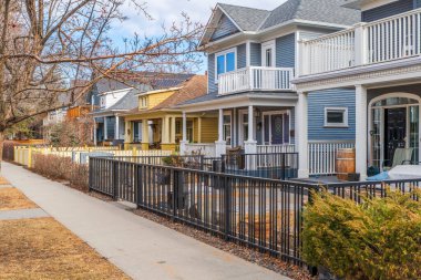 Calgary, Kanada 'daki Kensington mahallesinde bir dizi ev.