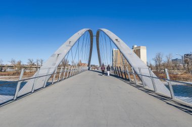 CALGARY, Kanada - 10 Şubat 2026 George C. King Bridge, Calgary şehir merkezinin kuzeydoğusundaki Bow Nehri boyunca uzanan bir yaya köprüsü. Doğu köyü ve Bridgeland 'ı birbirine bağlıyor..