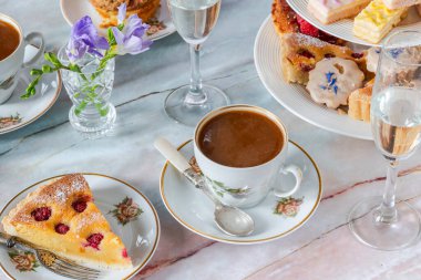 Kahve ve gurme kekleri masaya dizildi.