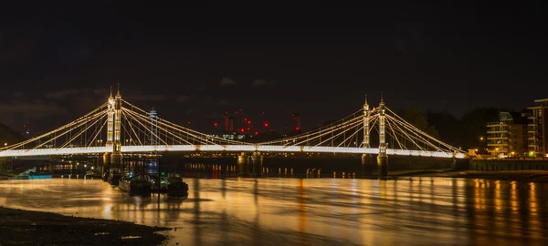 Oświetlony Albert Bridge — Zdjęcie stockowe