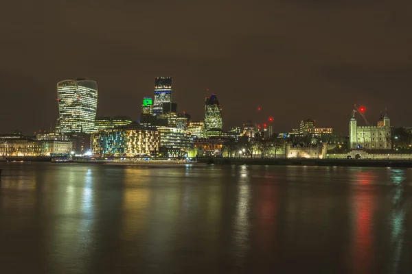 Vista nocturna del paisaje urbano de Londres — Foto de Stock