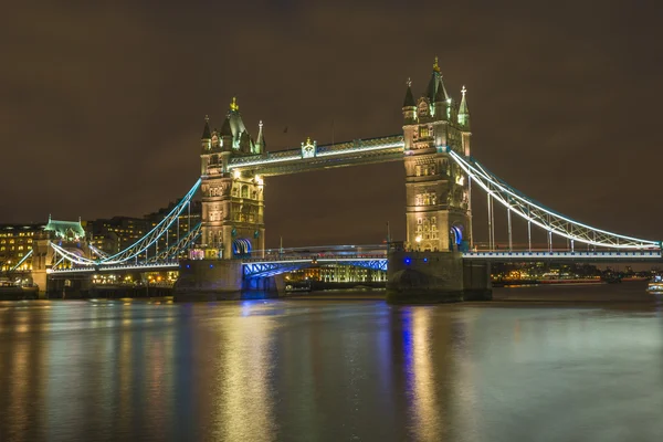 Tower bridge i london på natten — Stockfoto