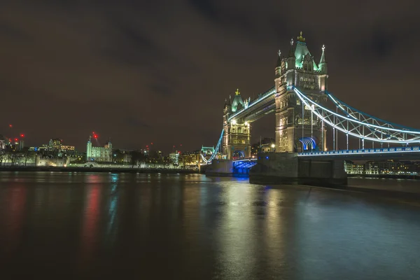 Tower Bridge en de Tower of London in de nacht — Stockfoto