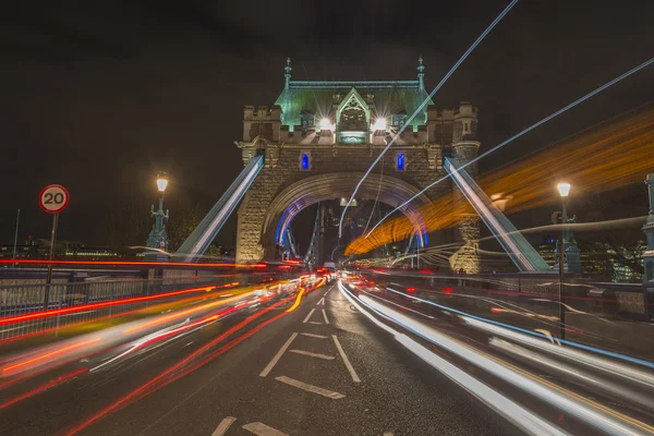 Світлофор маршрутів по Тауерський міст у Лондоні на ніч — стокове фото