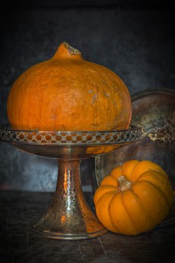 Rustik koyu arka plan üzerinde kırmızı sebze