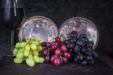 Kırmızı ve siyah üzüm ve bir kadeh kırmızı şarap