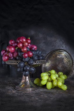 Yeşil, kırmızı ve siyah üzüm