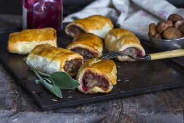 Ev yapımı domuz sosis rolls