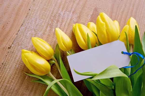 Kytice žlutých tulipánů s prázdnou kartu pro text — Stock fotografie