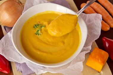 sebzeli taze kabak çorbası .