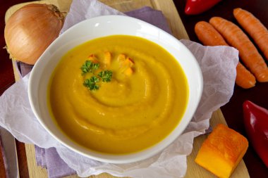 sebzeli taze kabak çorbası .