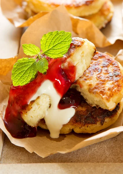 Ekşi kremalı ve çilekli peynirli kekler..