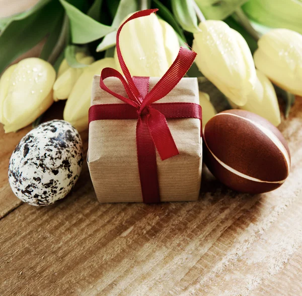 Easter eggs and gift box isolated. — Stock Photo, Image