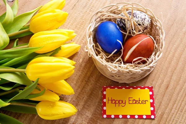 Szczęśliwy kartka Wielkanocna i żółte tulipany. — Zdjęcie stockowe
