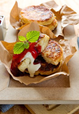 Ekşi kremalı ve çilekli peynirli kekler..