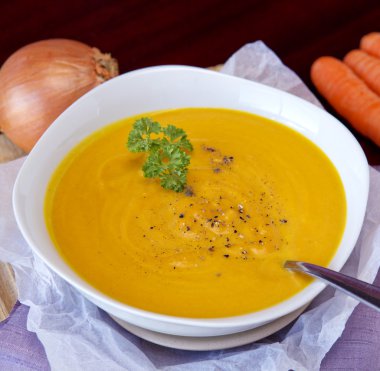 sebzeli taze kabak çorbası .