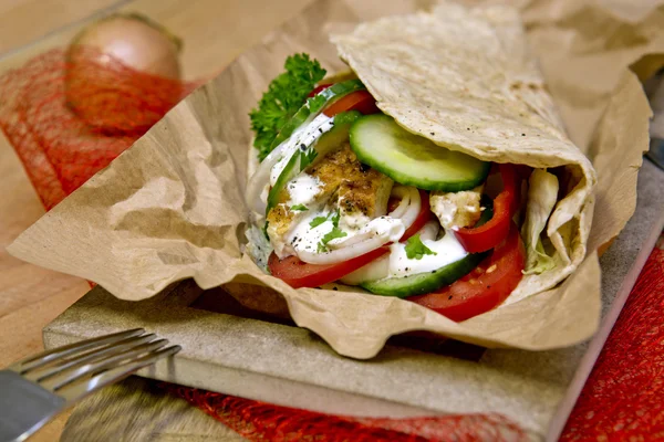 Tortilla-Wrap mit Hühnerbrust und Gemüse. — Stockfoto