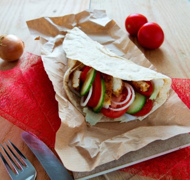 Tavuk göğsü ve sebzeli tortilla dürümü..