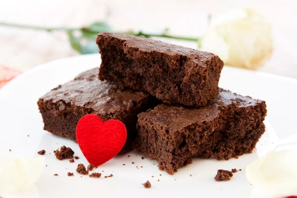 Pastel de chocolate con corazón de amor . — Foto de Stock