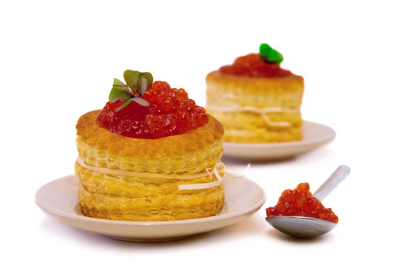 Tartlets com caviar vermelho sobre fundo branco . — Fotografia de Stock