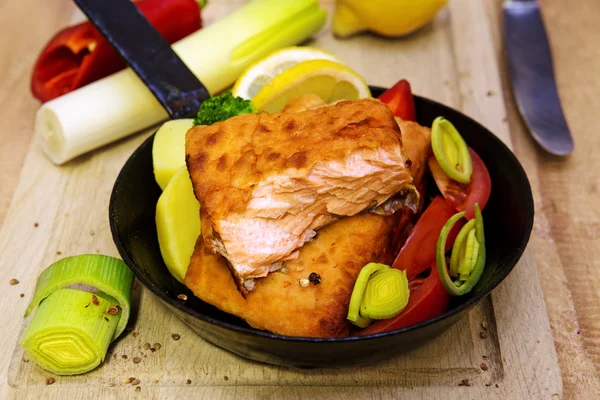 Salmon steak fried in frying pan. — Stock Photo, Image