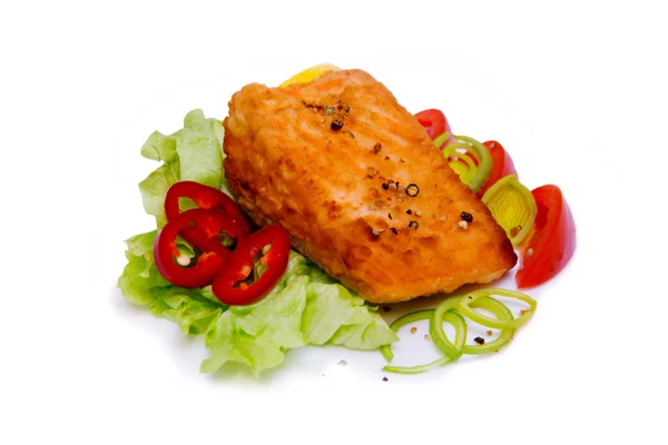 Филе из жареного лосося со свежим салатом . — стоковое фото