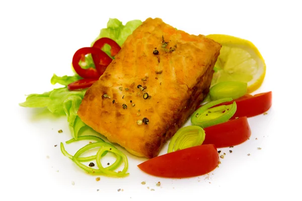 Филе из жареного лосося со свежим салатом . — стоковое фото