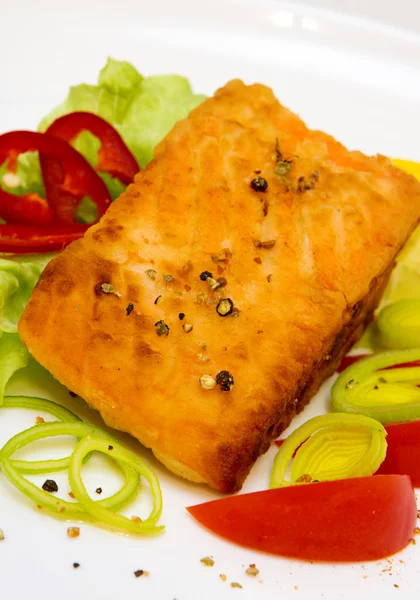 Roasted salmon fillets with fresh salad. — Stock Photo, Image