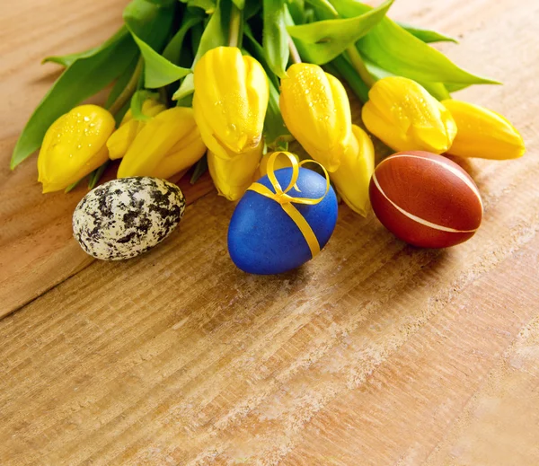 Colorful Easter eggs and tulips. — Stock Photo, Image