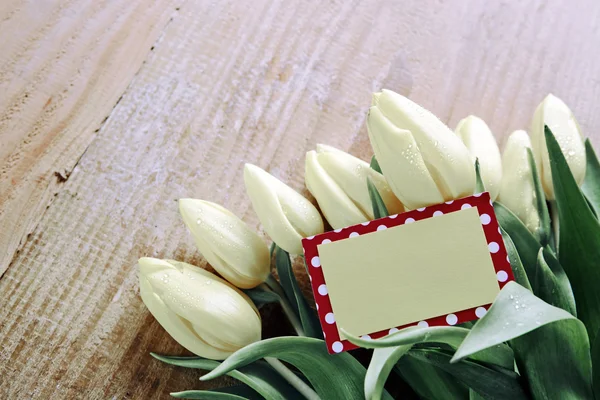 Boeket tulpen met lege kaart voor tekst — Stockfoto