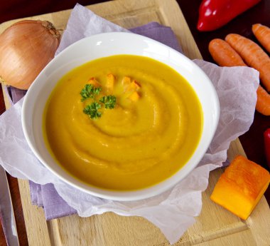 sebzeli taze kabak çorbası .