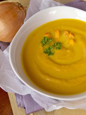 sebzeli taze kabak çorbası .