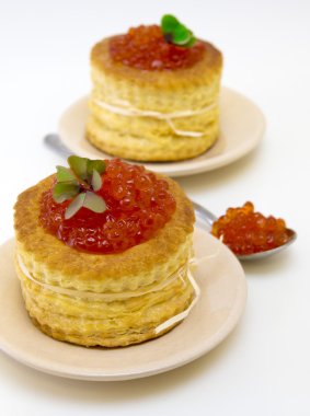 Tartlets beyaz zemin üzerine kırmızı havyar ile.